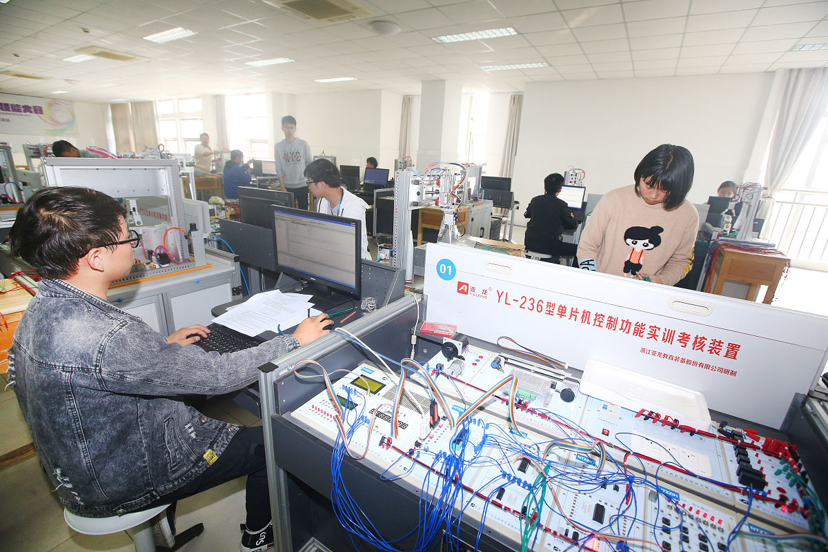 數(shù)控與機(jī)電一體化 信息技術(shù)開發(fā)的實(shí)用技術(shù)交融